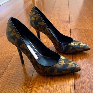 Beautiful black and gold heels with unique holographic butterfly design Size 7.5
